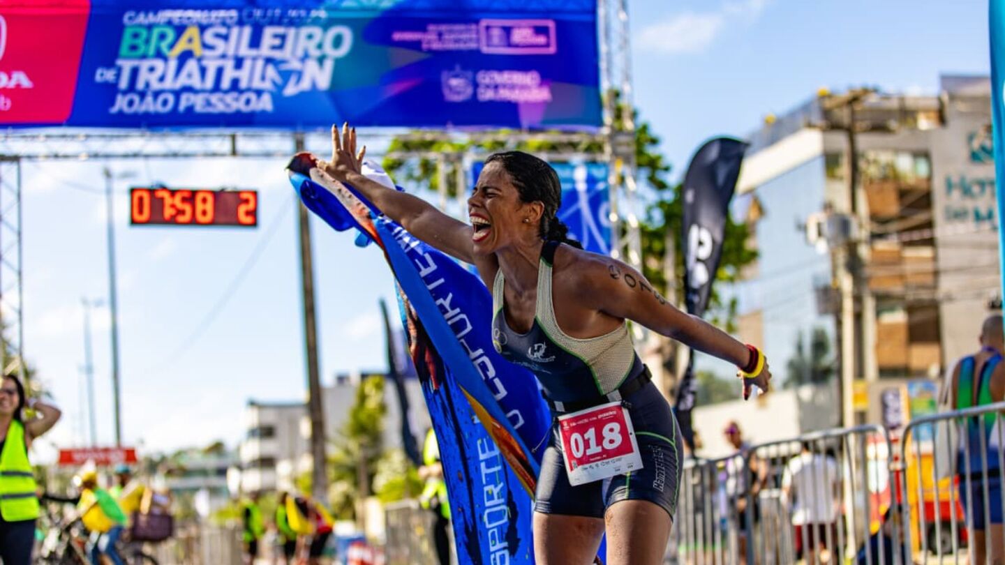 Pernambucana classificada para Mundial de Triatlo busca apoio para competir em Abu Dhabi.