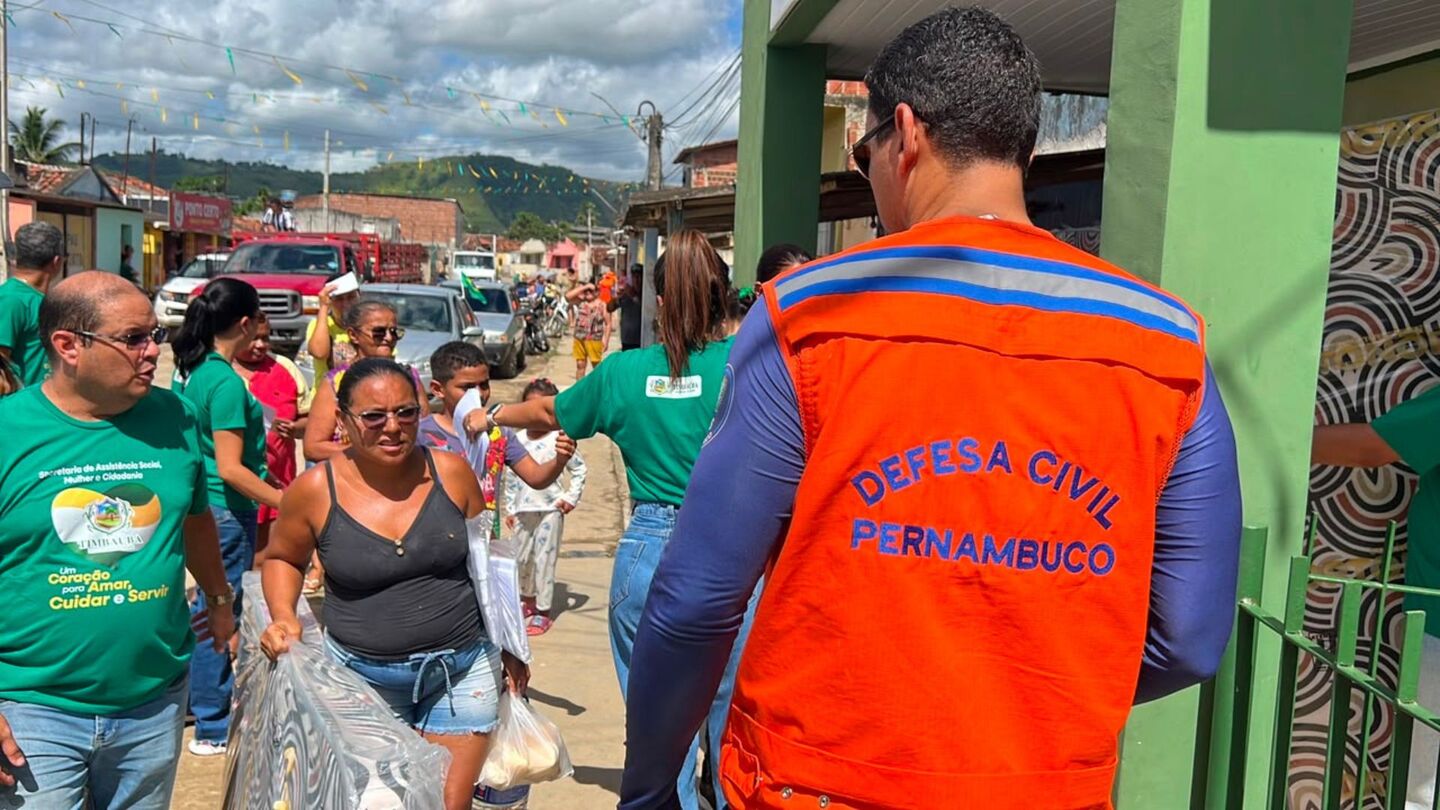 Famílias recebem mais de 4 mil itens de ajuda humanitária após chuvas em PE