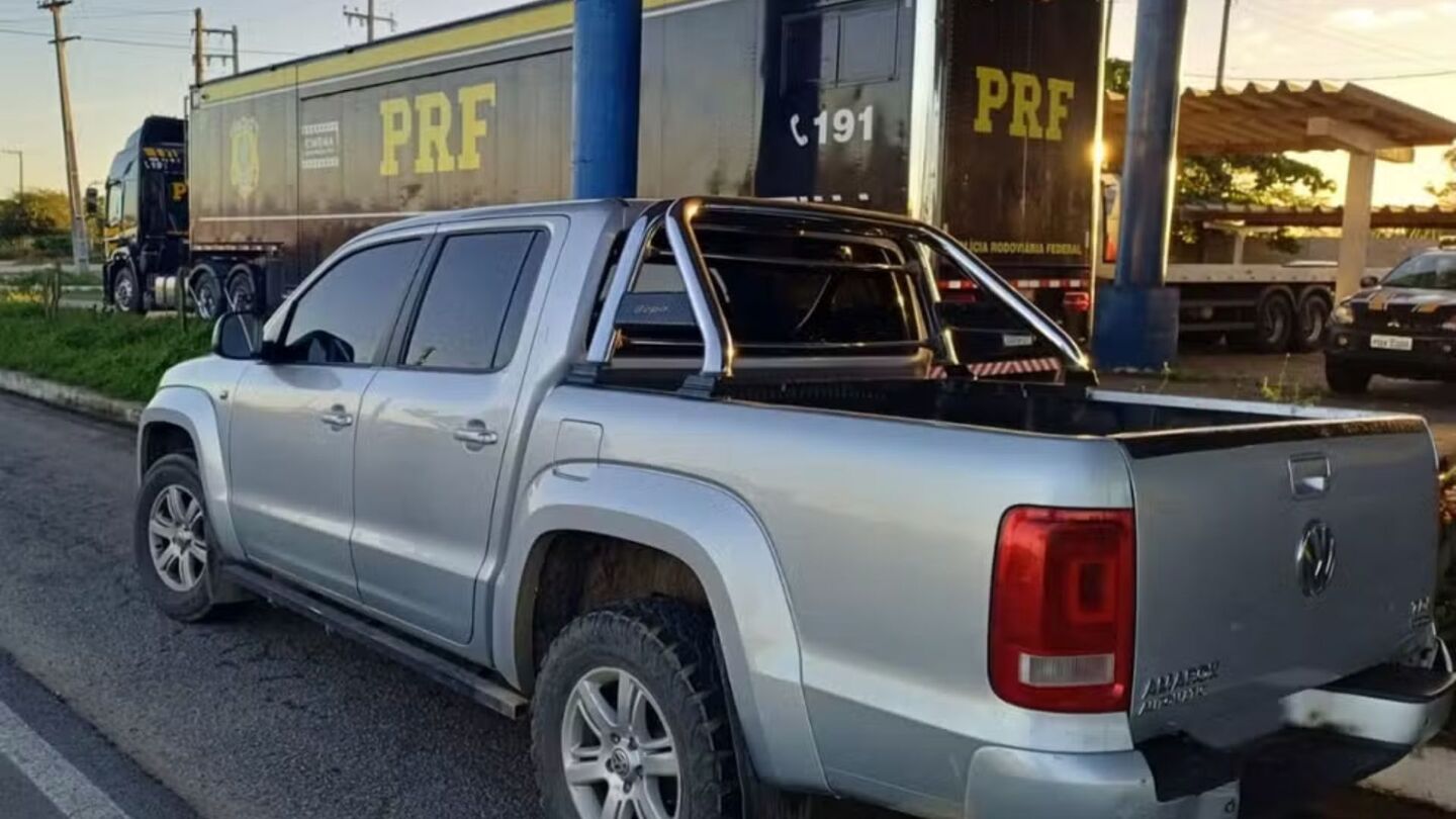 PRF apreende caminhonete com 95 restrições judiciais na BR 104, em Caruaru (PE).