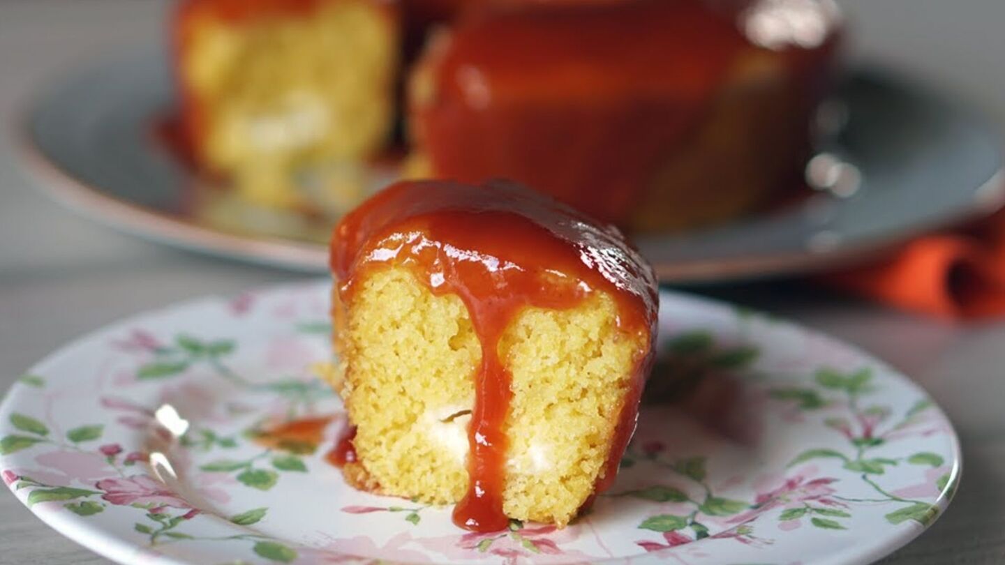 Bolo de milho com goiabada e requeijão.