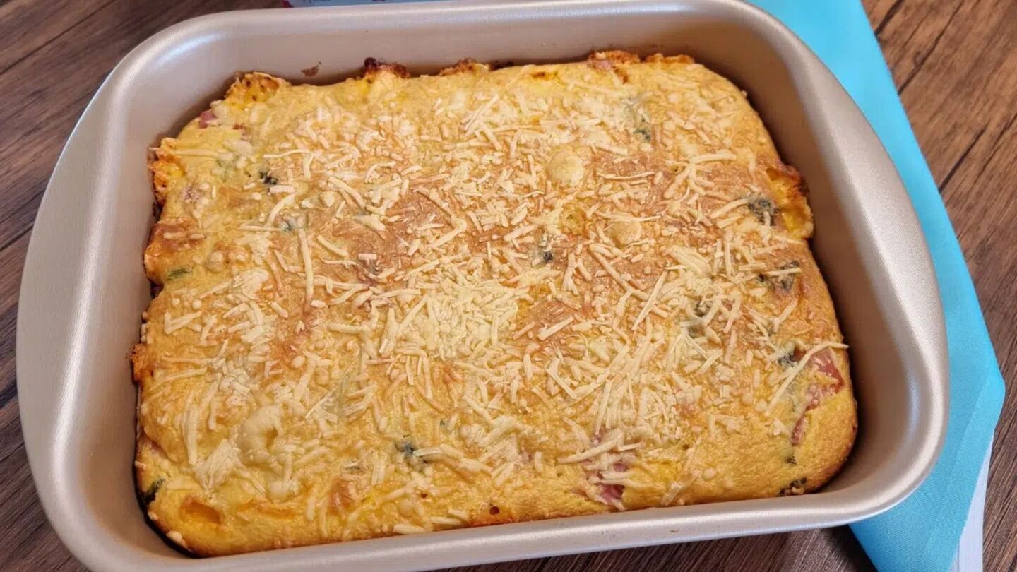 Bolo salgado de milho com presunto e queijo.