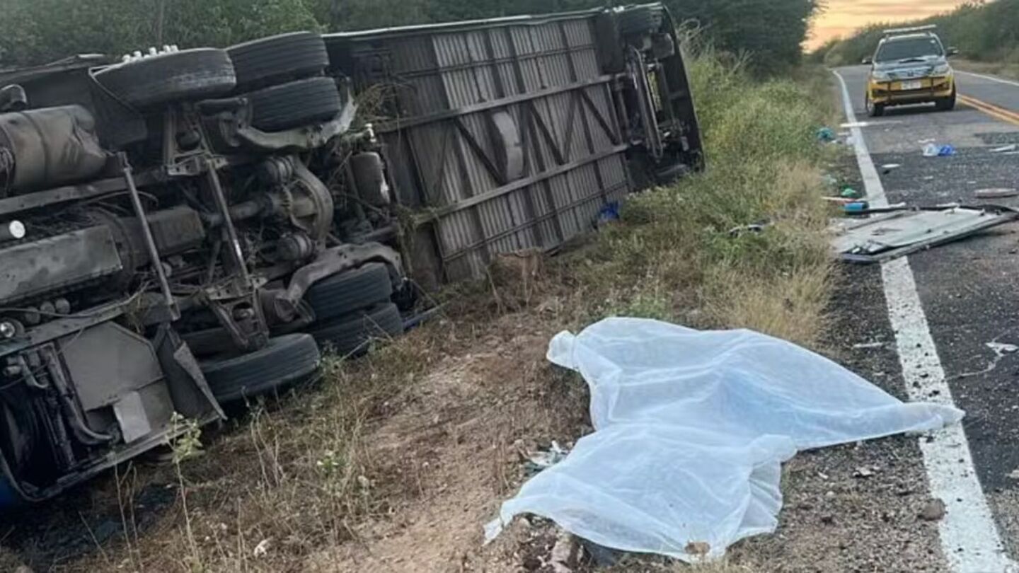 Ônibus com time de basquete capota em rodovia e deixa sete mortos no Ceará