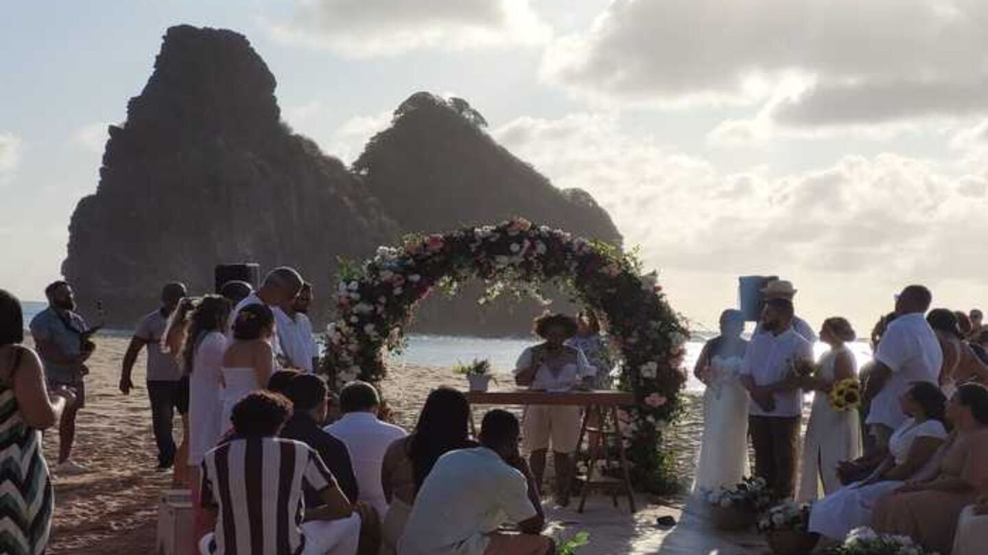 Casamento coletivo em Fernando de Noronha.