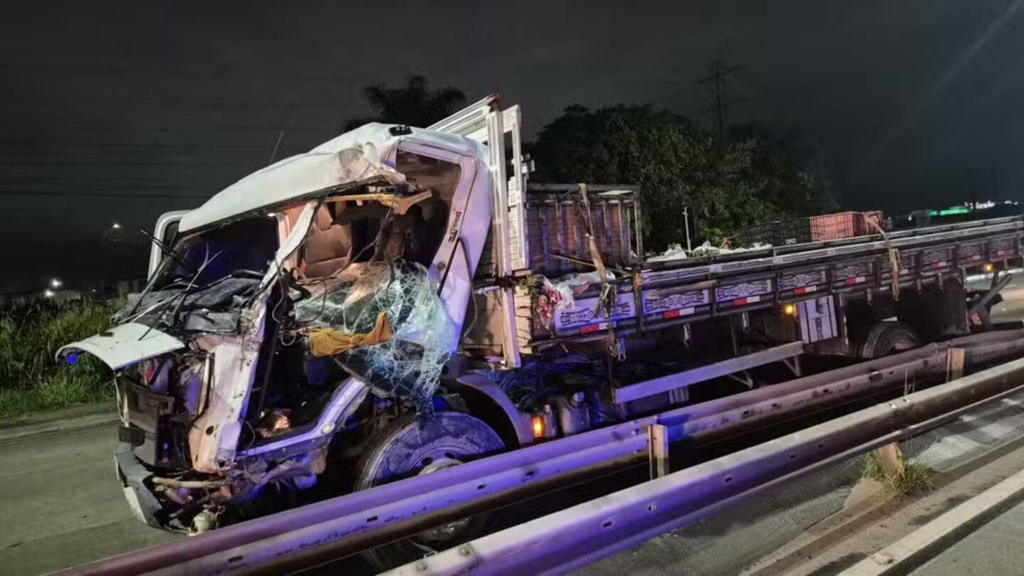 Motorista é arremessado da cabine e morre atropelado pelo próprio caminhão no Recife.