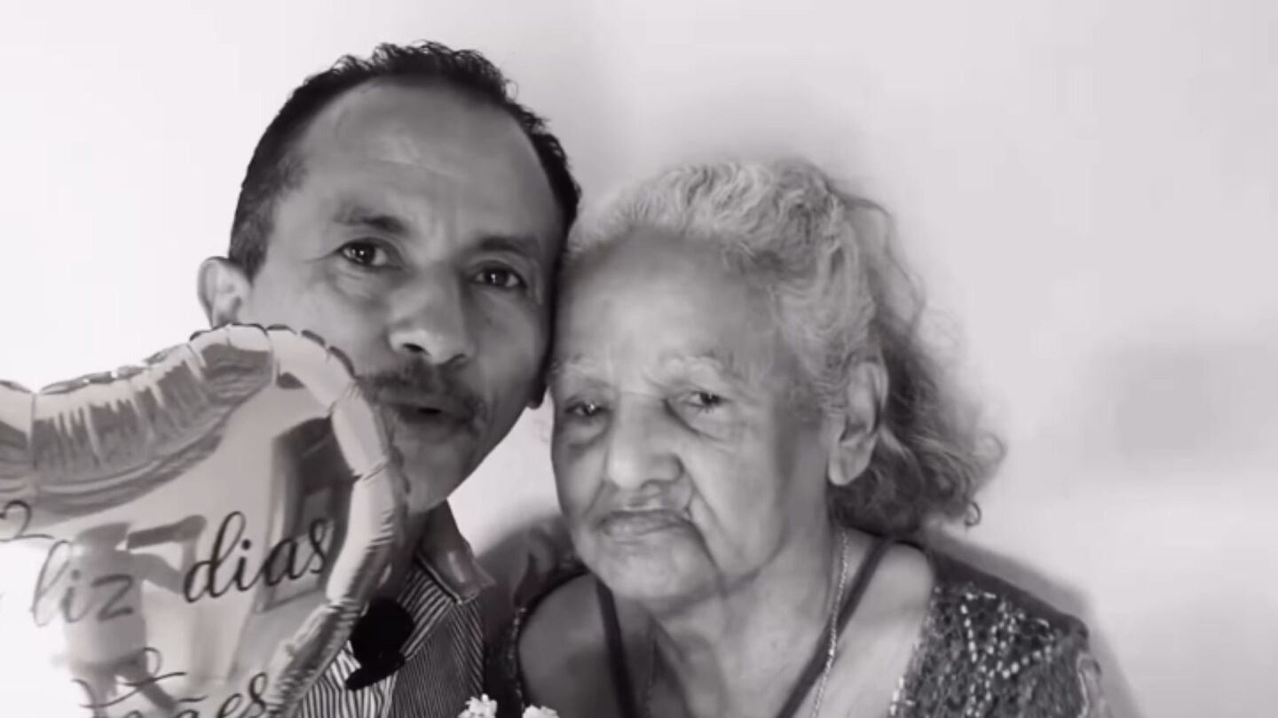 Manoel Gomes e a mãe.