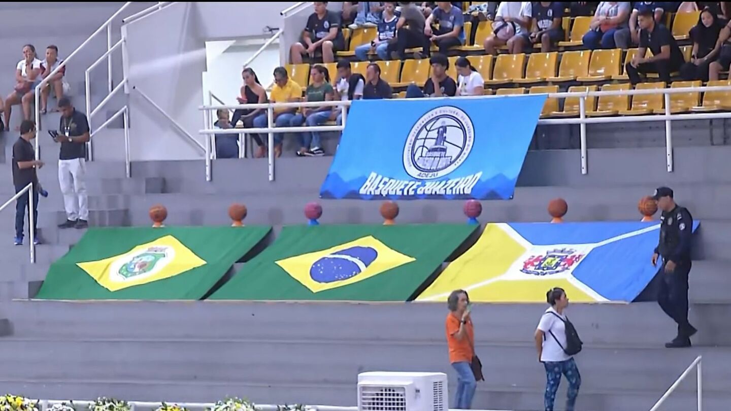 Velório coletivo teve bolas representando as sete vítimas em Juazeiro do Norte (RN).