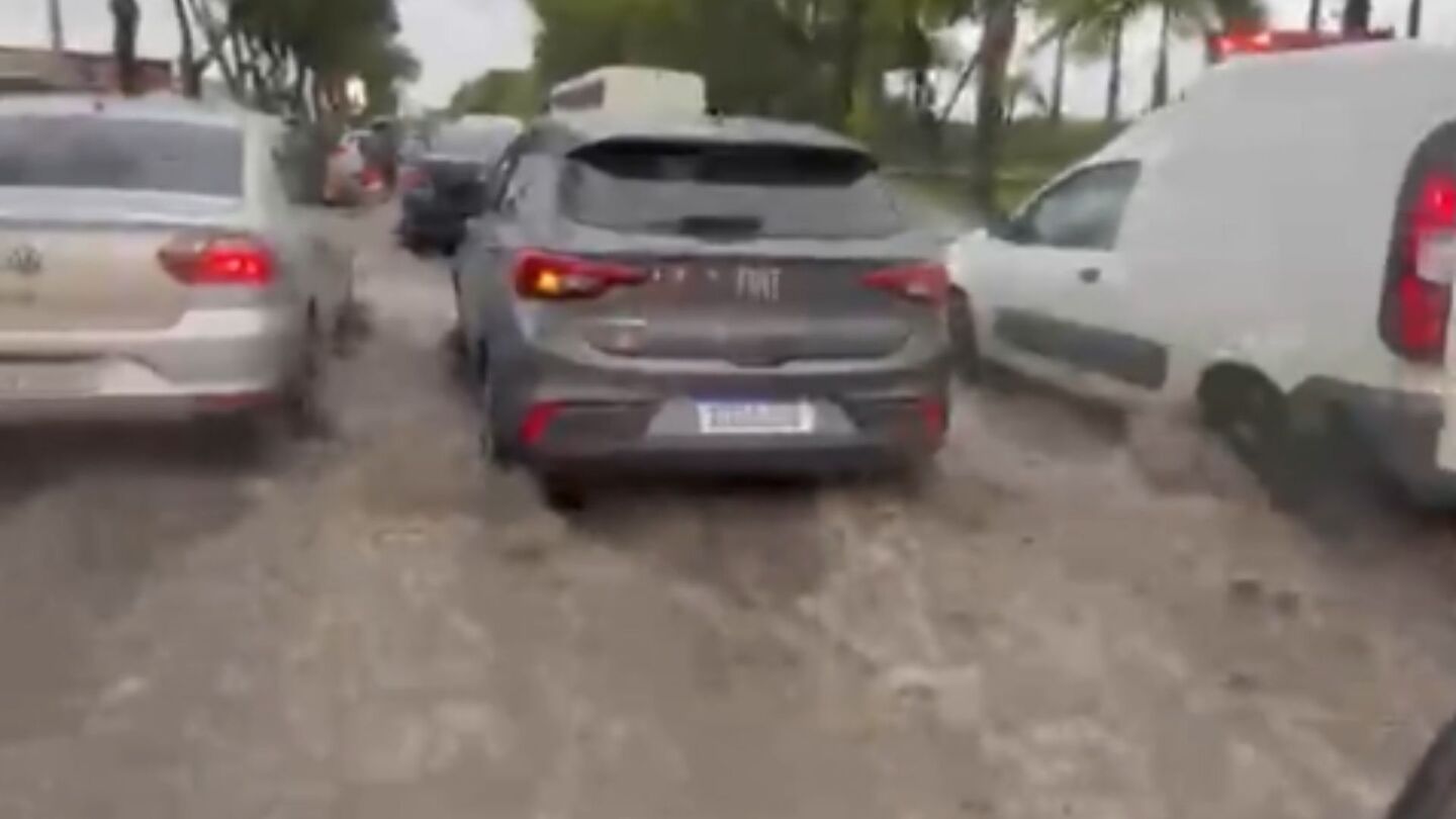 Vias arteriais amanheceram alagadas nesta sexta feria (26) no Recife.