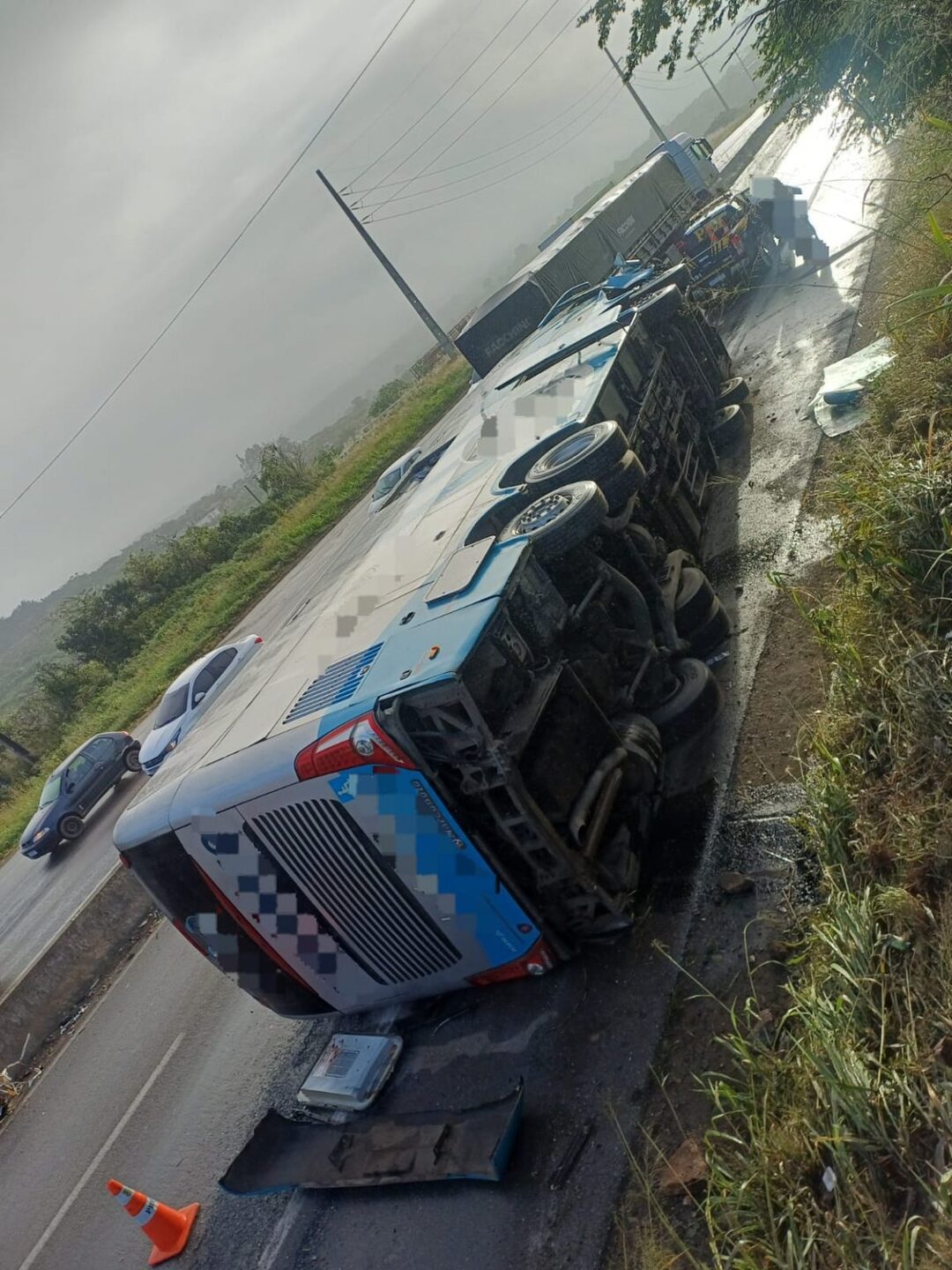 Ônibus tombou na BR-232 em Caruaru.