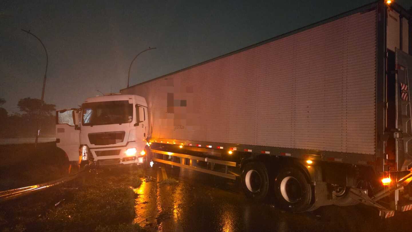 Carreta perdeu o controle na BR-101, no bairro do Ibura, Zona Sul do Recife.