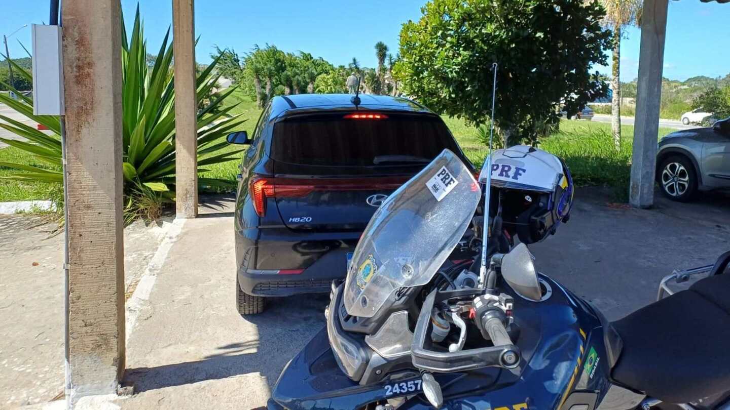 Homem compra carro roubado por R$18 mil e é detido pela PRF em Gravatá (PE).