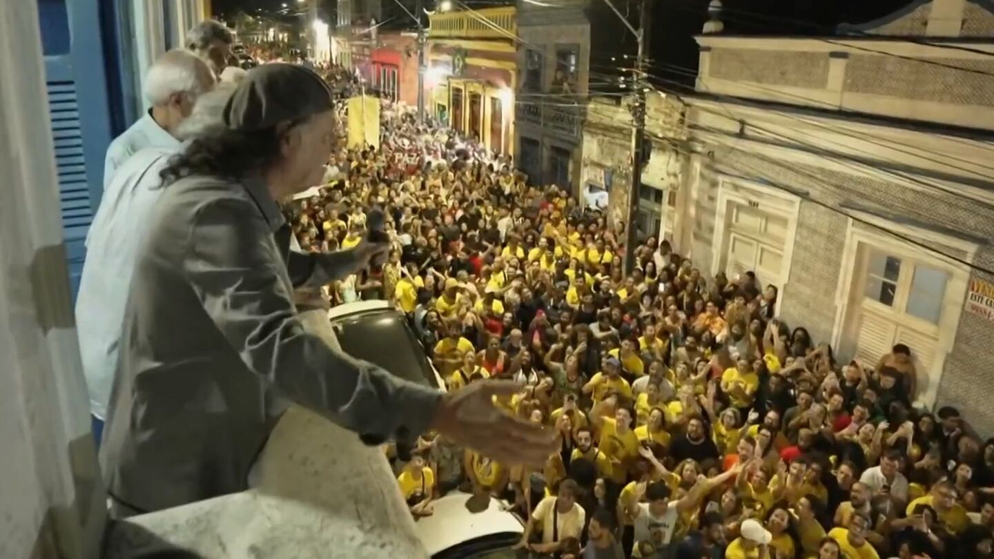 Oitenta anos de Alceu Valença é celebrado com cortejo da Pitombeira em Olinda (PE).