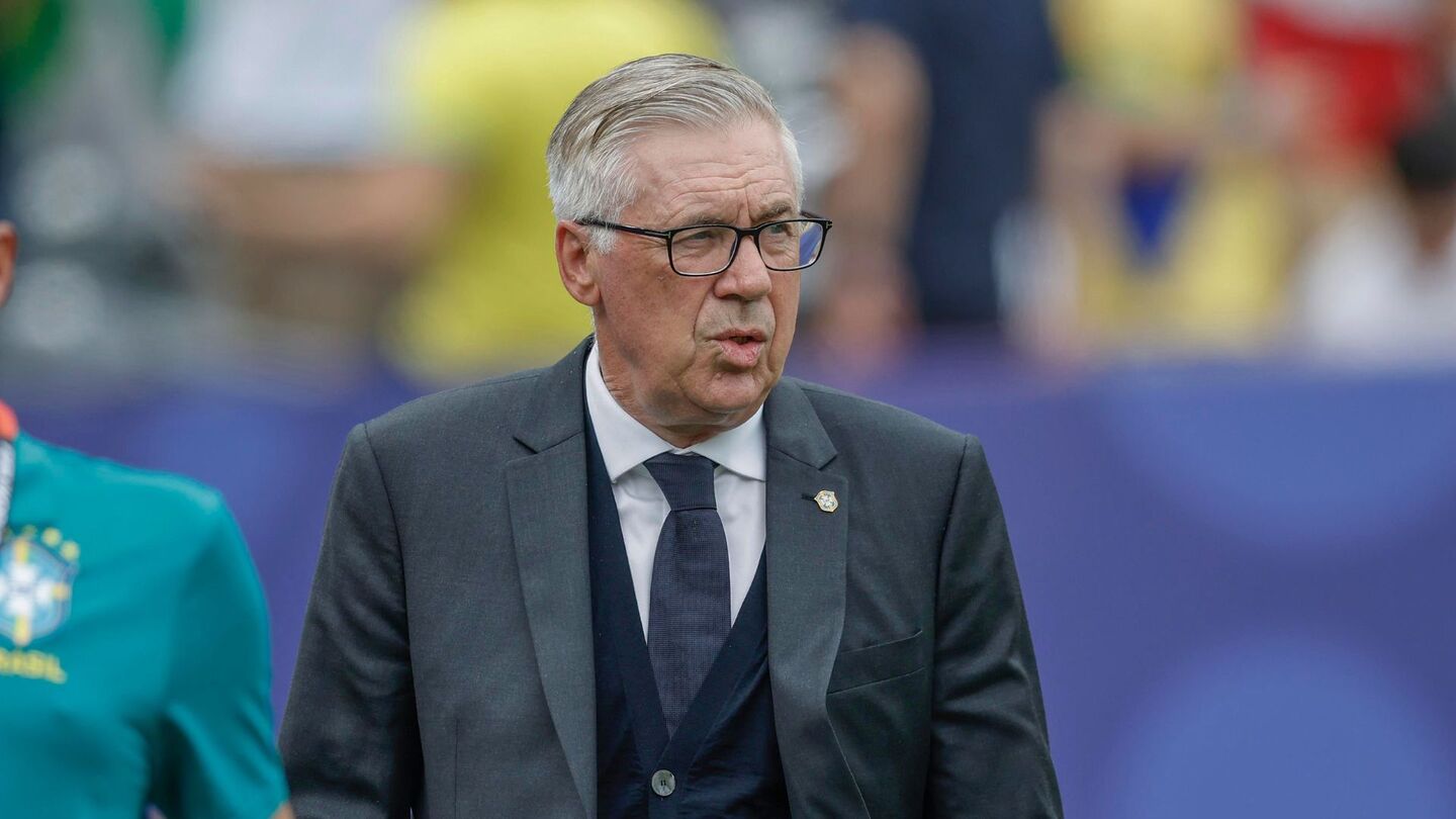Ancelotti durante derrota do Brasil para a Noruega.