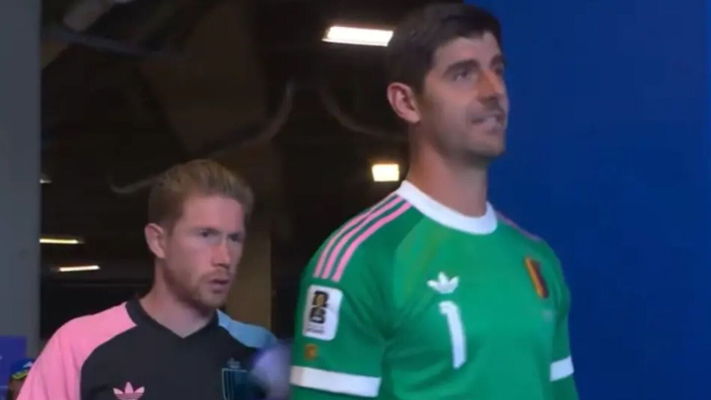 De Bruyne e Courtois conversam antes de entrarem em campo.