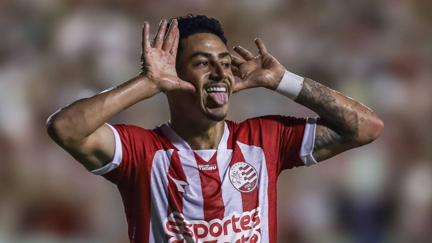 Dodô comemorando gol com a camisa do Náutico.
