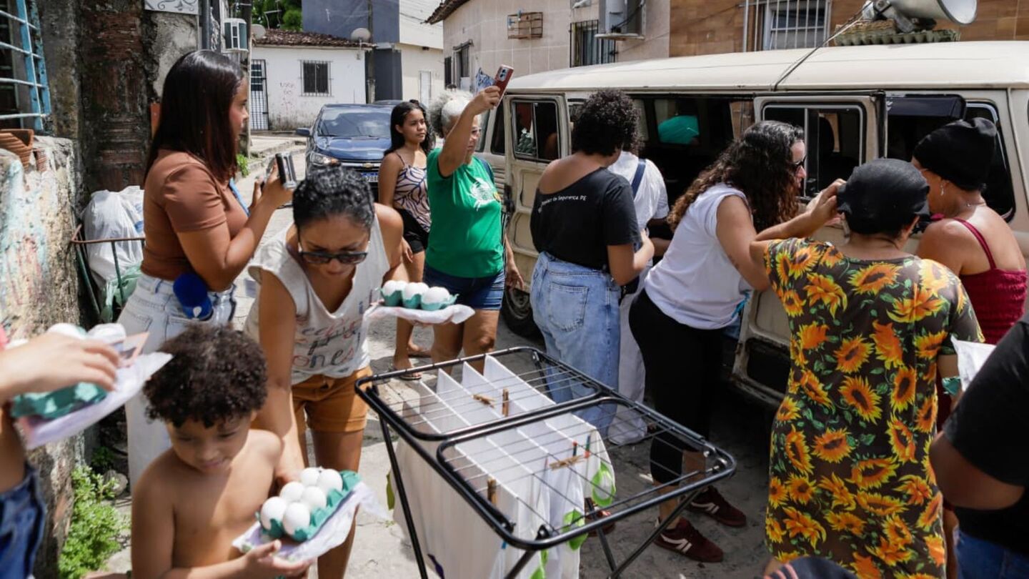 Carro do Ovo Pela Vida das Mulheres conscientiza contra feminicídios no Recife.