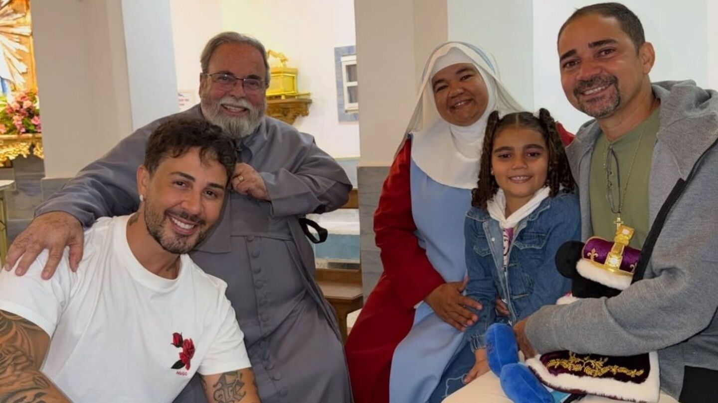 Menina que viralizou ao falar da perda da mãe no Recife recebe surpresa de Carlinhos Maia