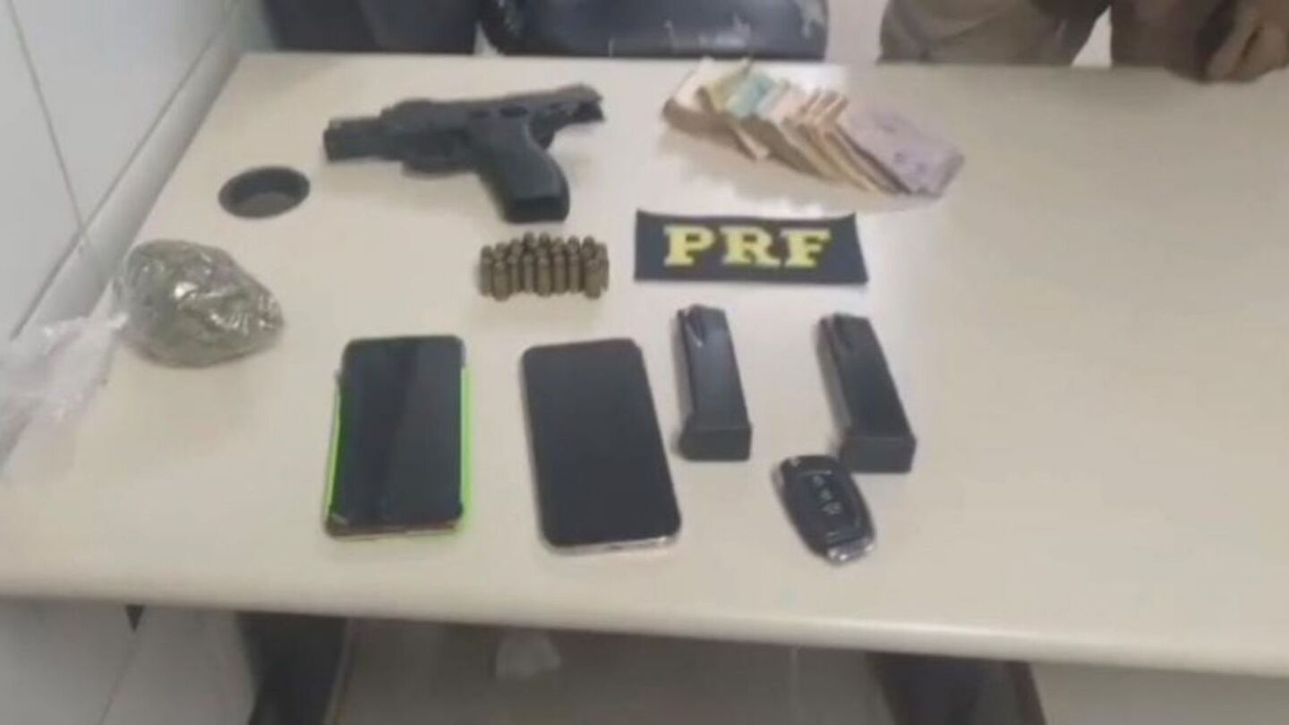 Motorista é preso com carro roubado, pistola carregada e R$ 8 mil em Jaboatão (PE).