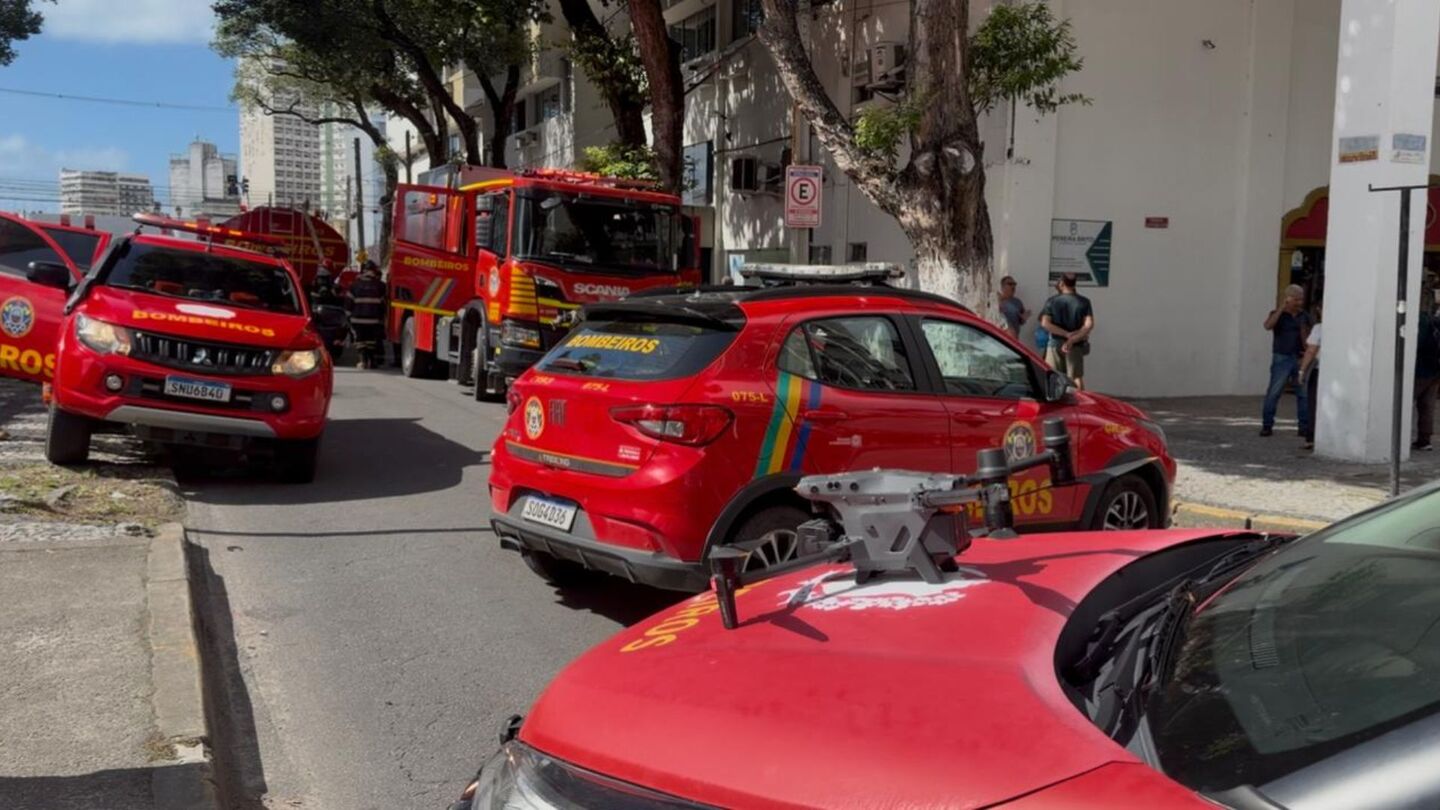 Incêndio em prédio comercial deixa cinco feridos no Centro do Recife