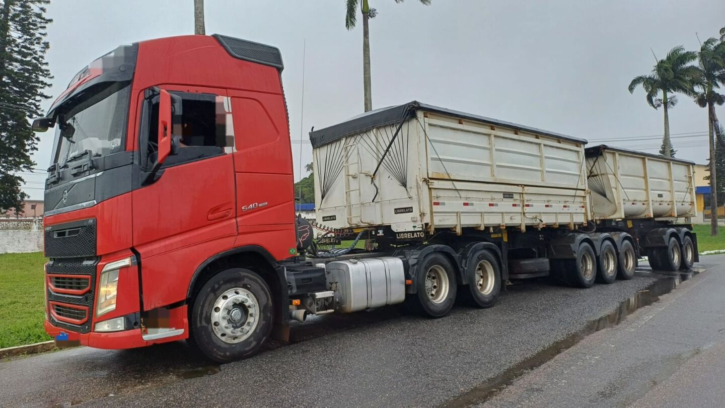 PRF apreende 42,5 toneladas de milho sem nota fiscal em Garanhuns (PE)