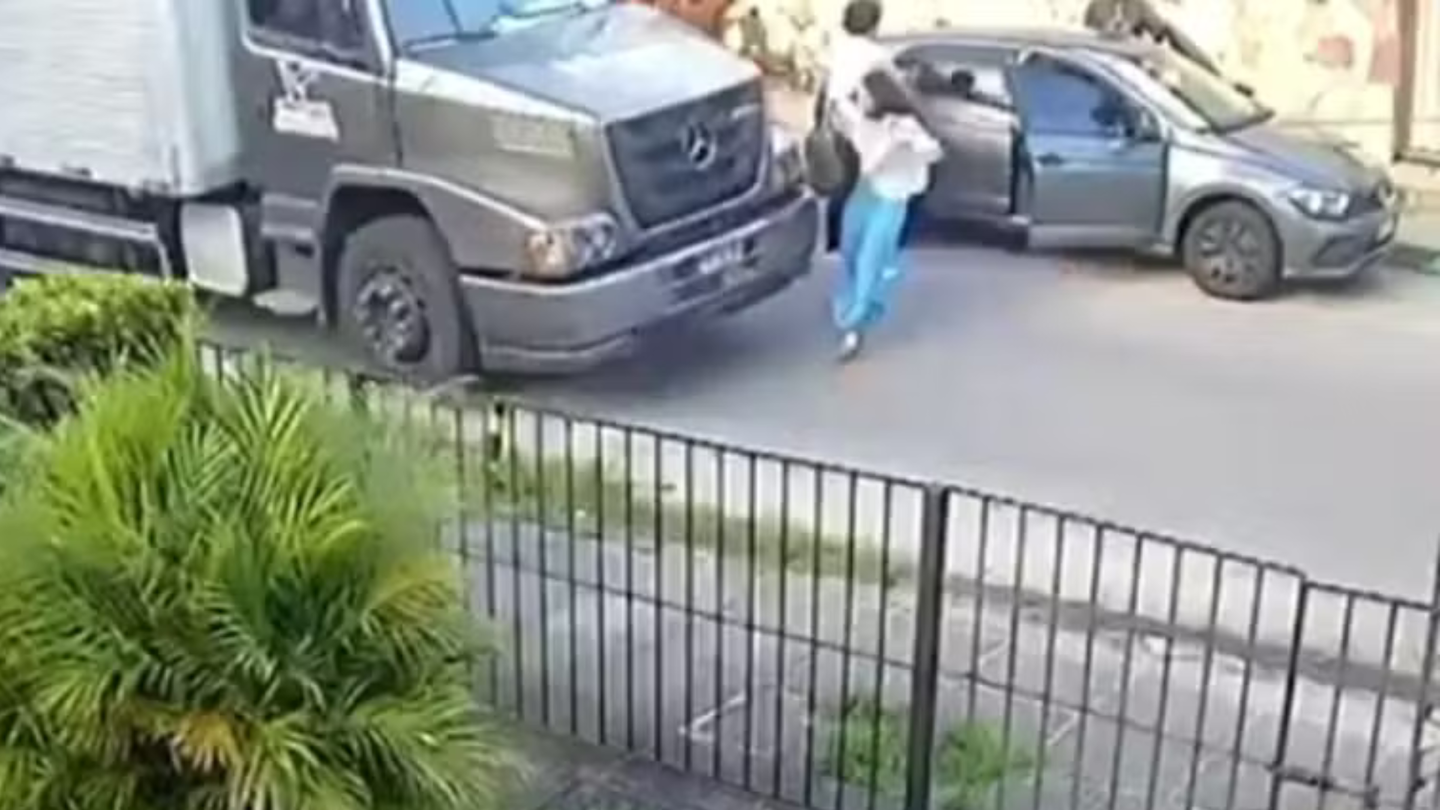 No Recife, mulher tenta escapar de assalto e acaba atropelada por caminhão.
