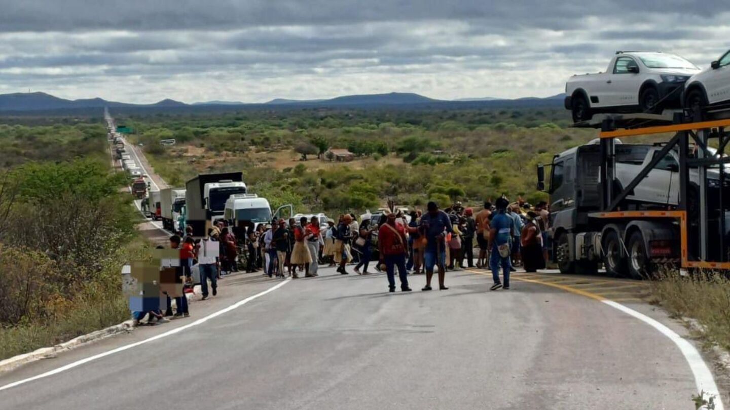 Protesto de indígenas de Pernambuco e Bahia interdita BR-116, em Belém do São Francisco