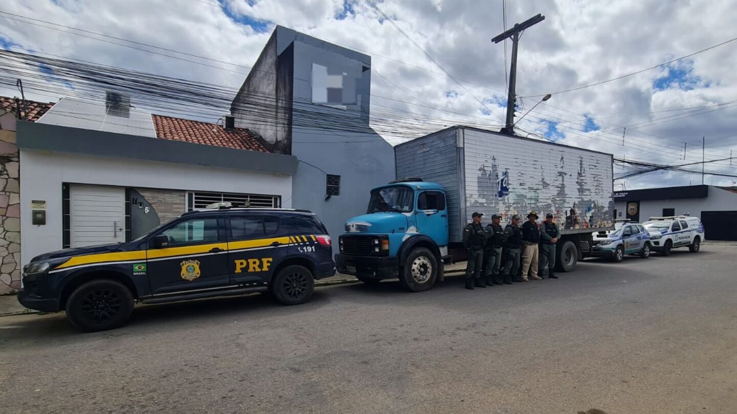 Dupla tenta fugir, mas é detida com caminhão roubado na BR-232, em Custódia (PE).