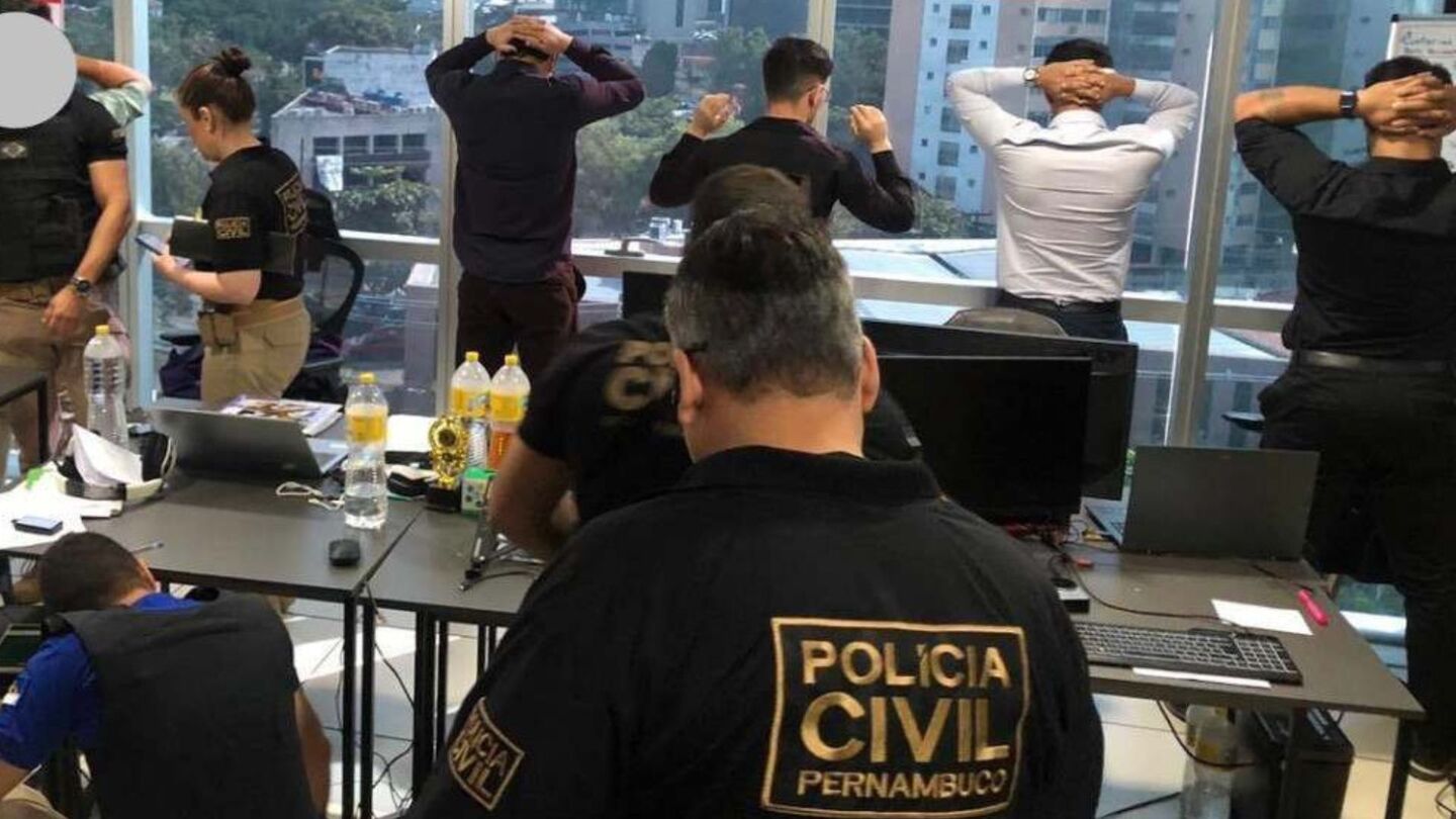Polícia Civil prende 13 suspeitos de aplicar golpes financeiros em Pernambuco