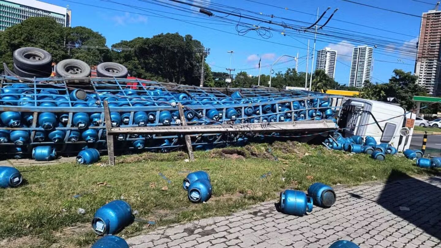 Caminhão que transportava botijões de gás tomba no Recife e motorista é socorrido.