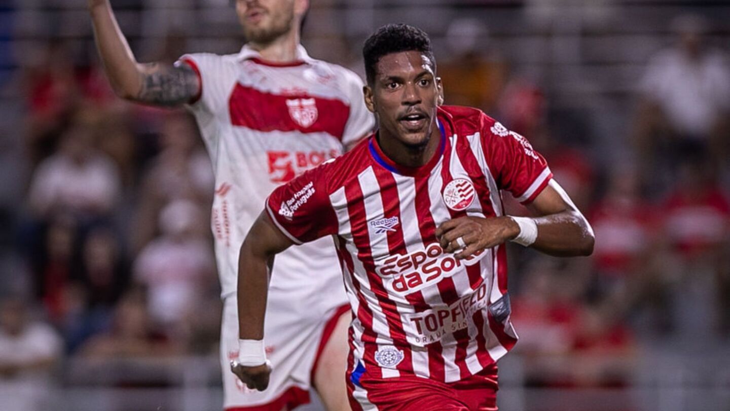 Kauan Maranhão comemorando gol contra o CRB.
