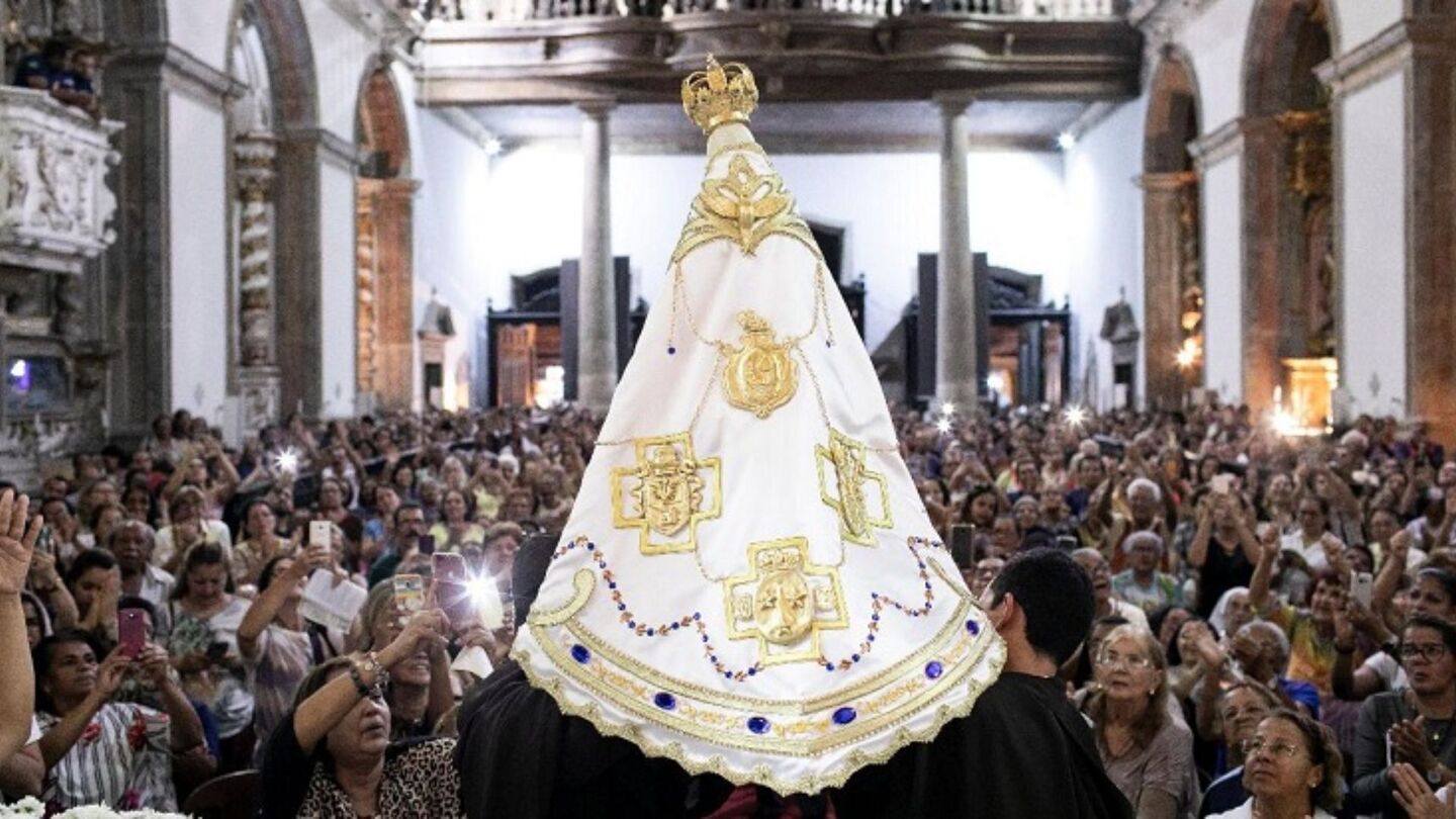 Manto da imagem peregrina de Nossa Senhora do Carmo.