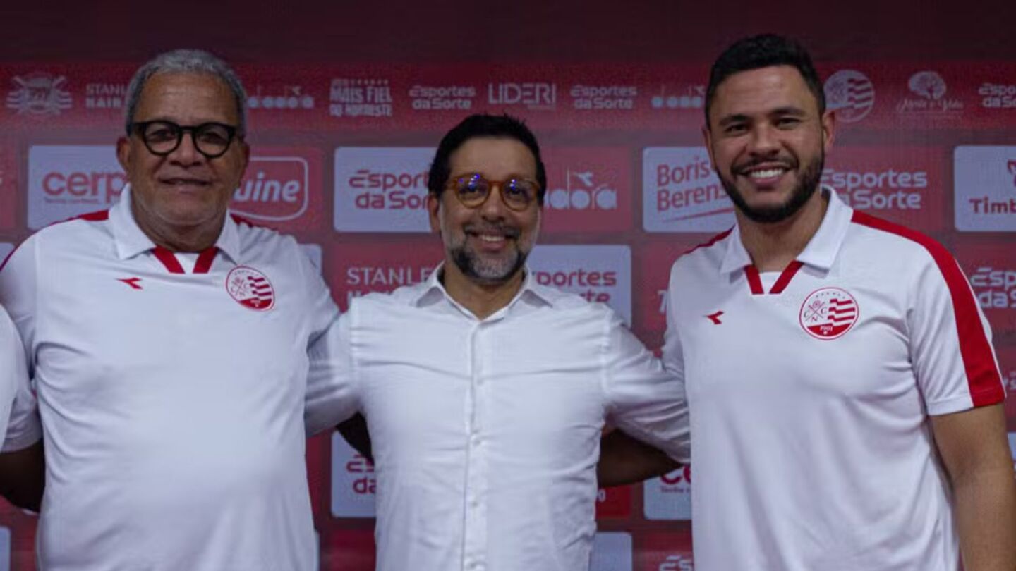 Hélio dos Anjos ao lado do presidente Bruno Becker e seu assistente Guilherme dos Anjos.