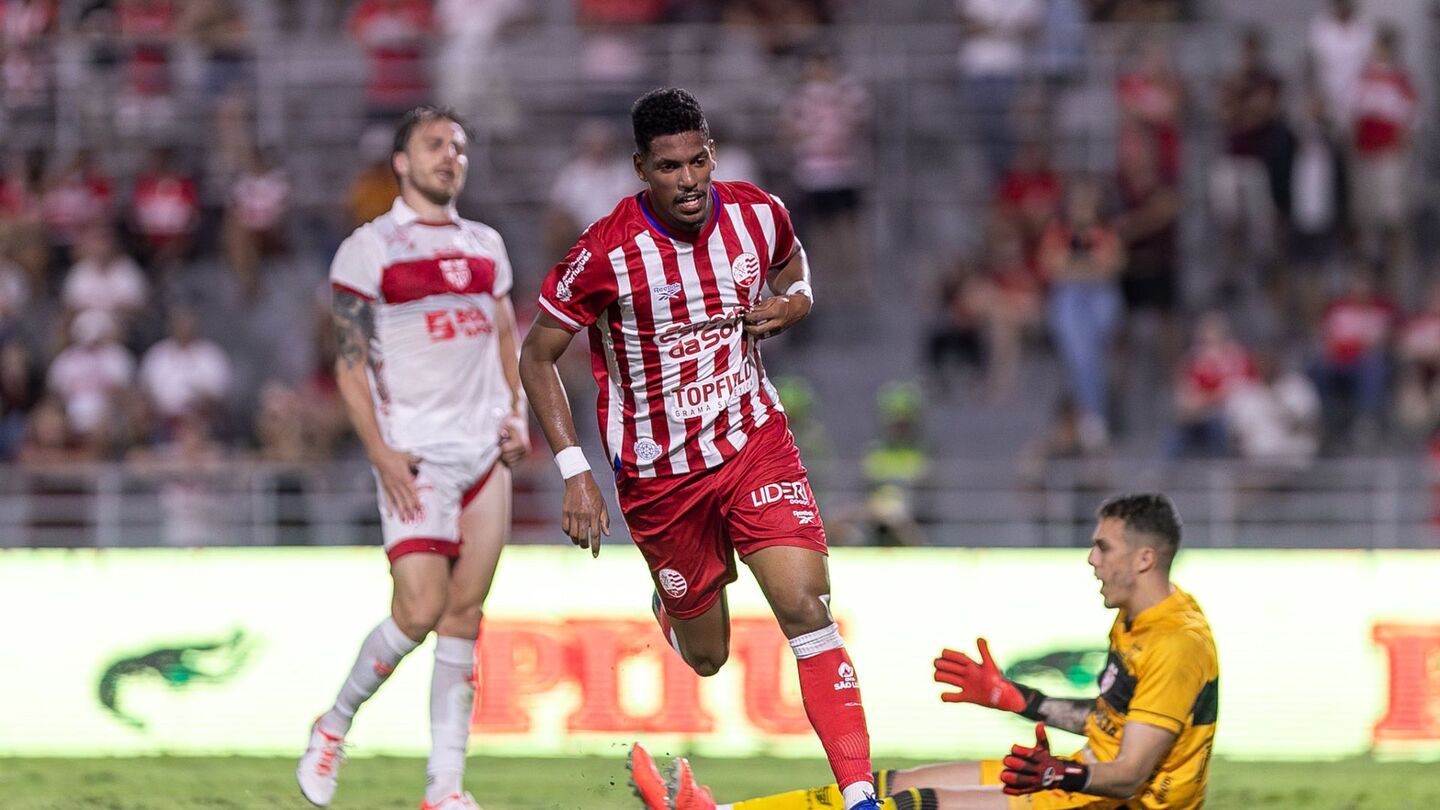Kauan Maranhão marcou único gol do Náutico na derrota para o CRB.