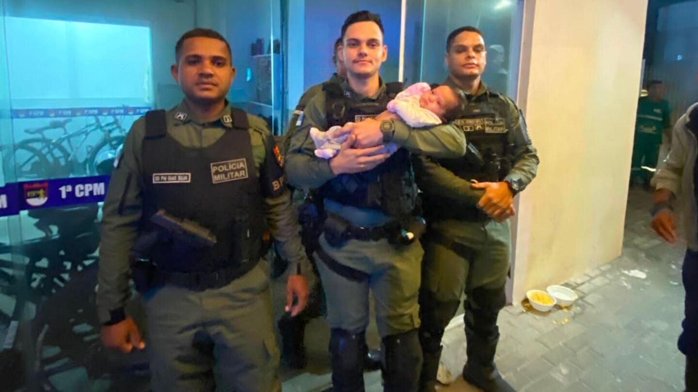 Policiais salvam bebê engasgada no Recife.