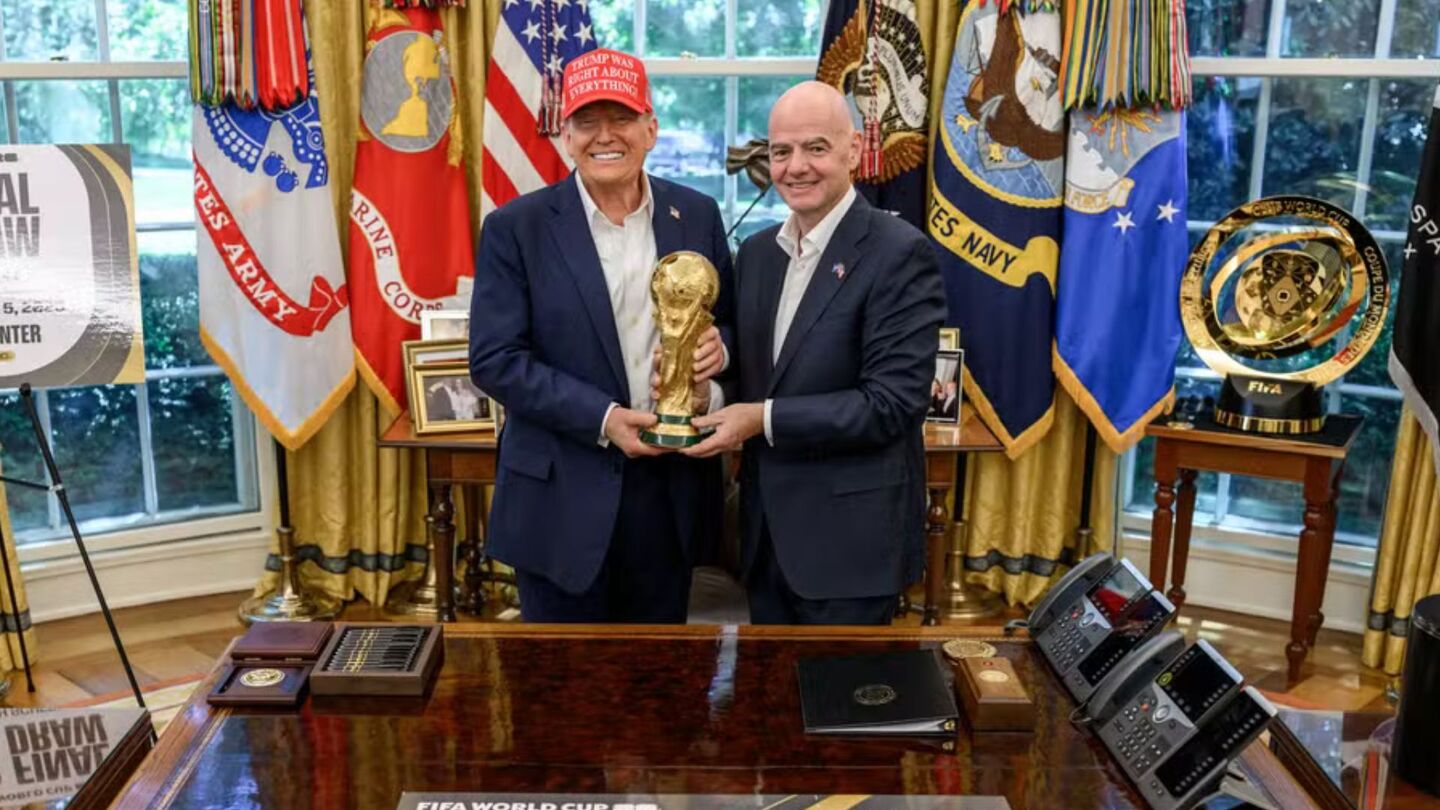 Trump ao lado de Gianni Infantino, presidente da Fifa.