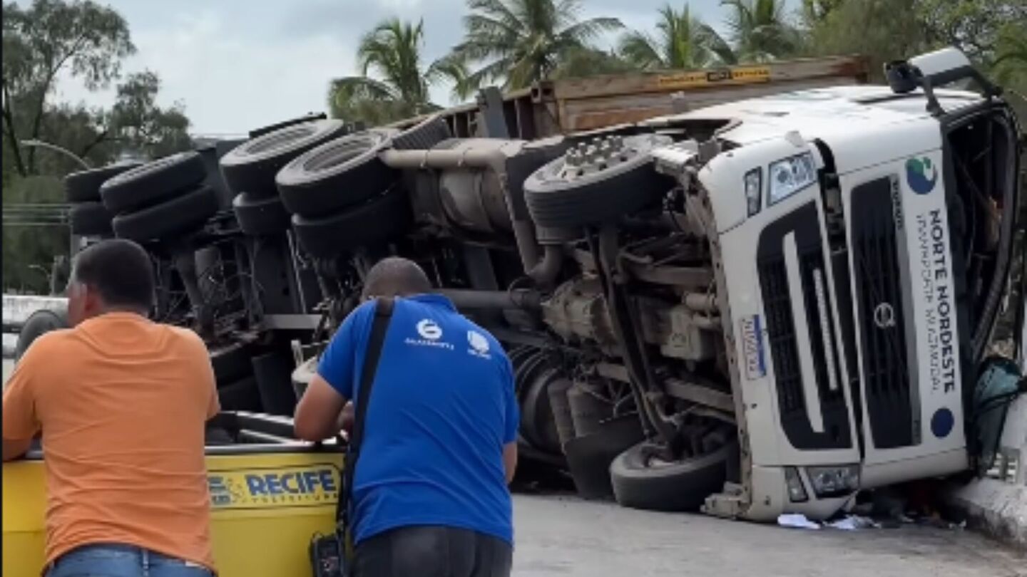 Carreta tomba no Viaduto Capitão Temudo e bloqueia trecho na Joana Bezerra na manhã desta quarta (5)