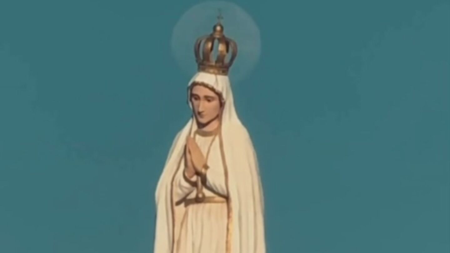 Fotógrafo viraliza com registro de lua cheia 'coroando' Nossa Senhora de Fátima em Crato (CE)