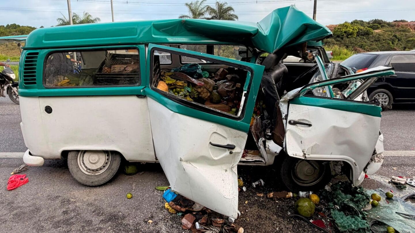 Colisão entre Kombi e carreta deixa passageiro preso às ferragens na BR-101, em Pernambuco