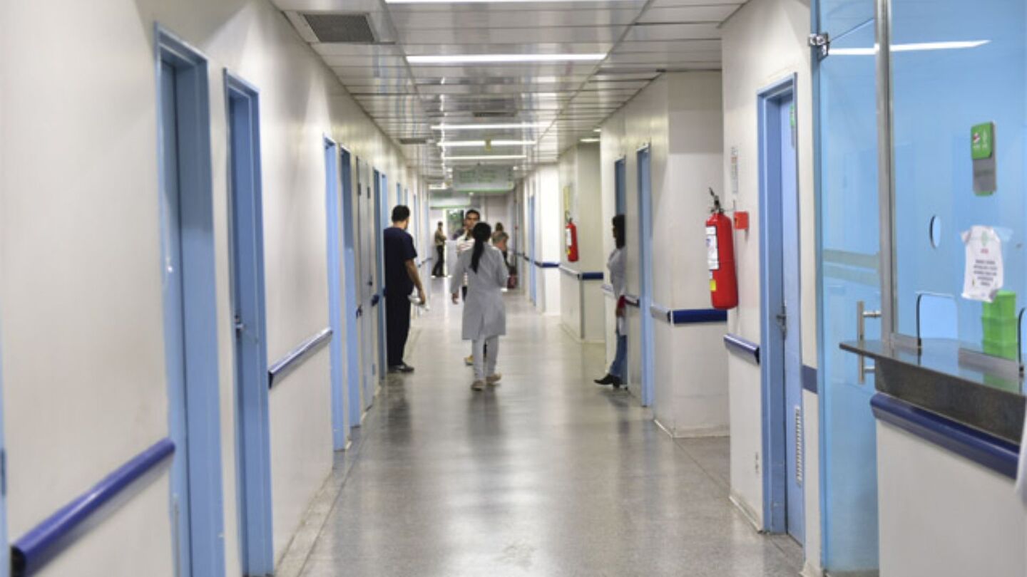 Corredor de hospital.