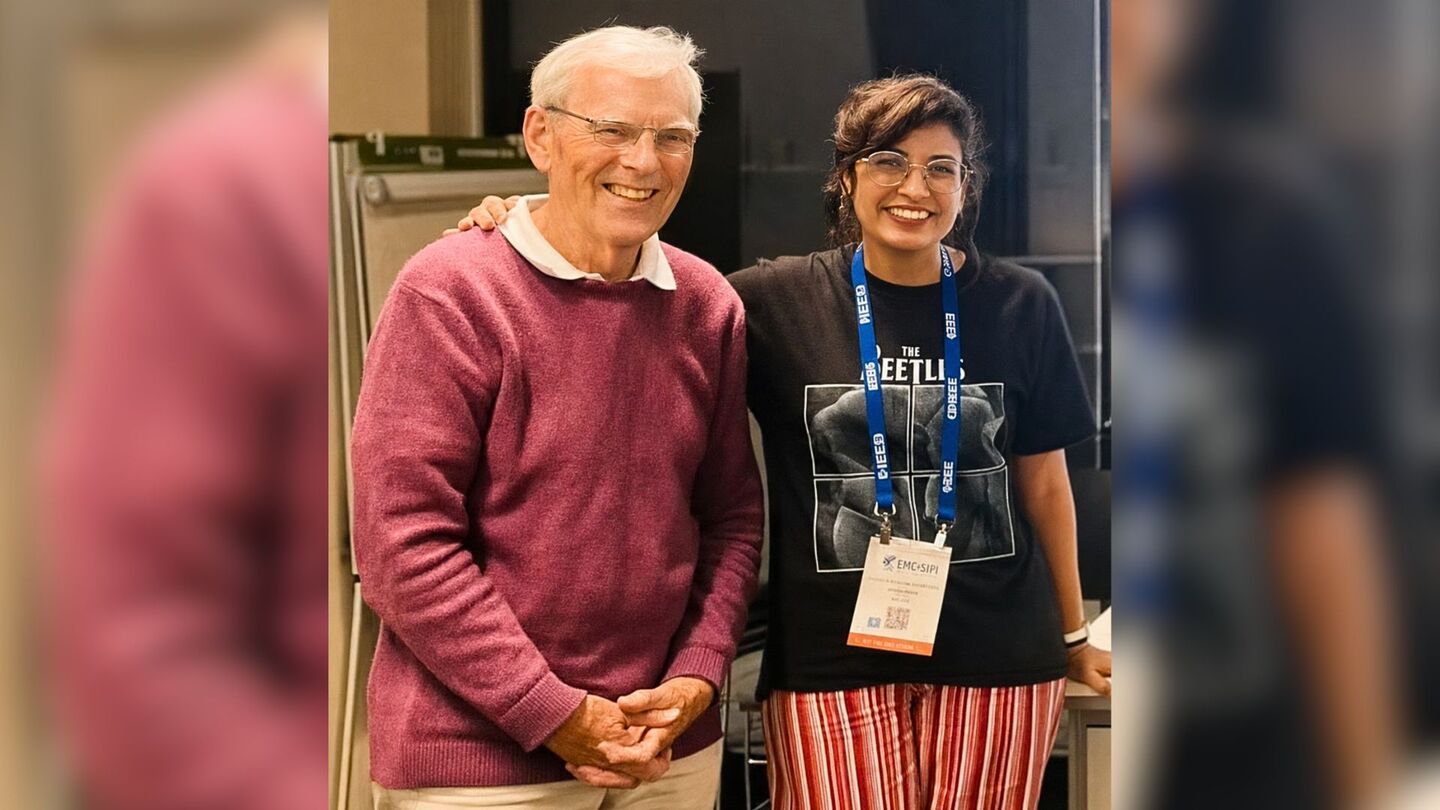 Maria Clara Müller recebeu a premiação de Richard Henderson, vencedor do Nobel de Química de 2017, em Liverpool.
